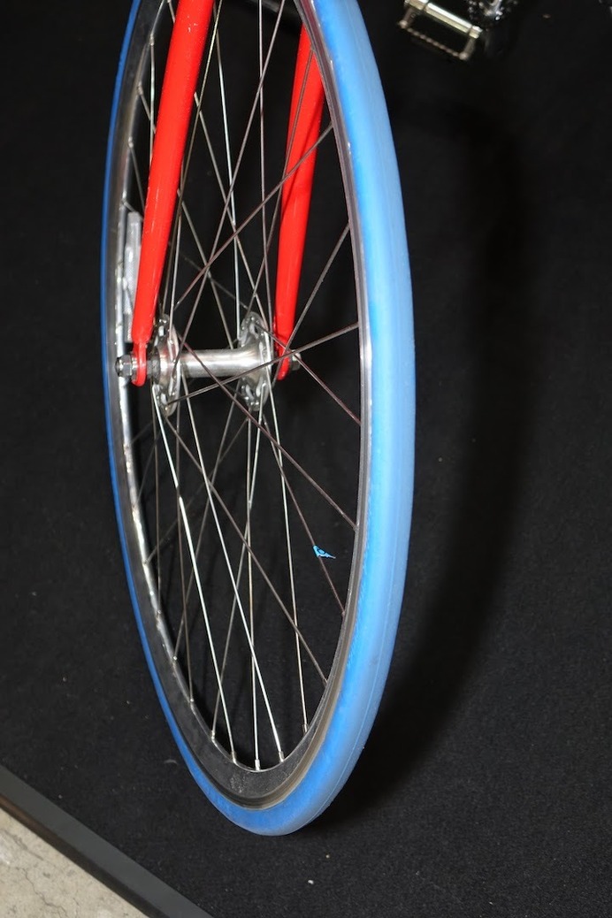 小径車用からロードバイク用まで幅広いタイヤサイズをラインナップ。カラーも豊富だ