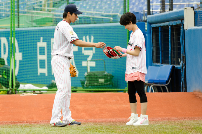 剛力彩芽がヤクル対中日「ジョア ピーチDAY」で始球式。山田哲人（ヤクルト）と投球練習（2016年6月25日）