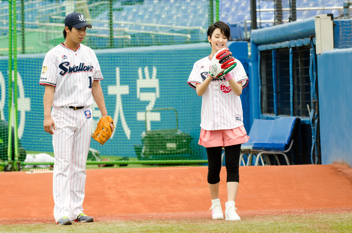 剛力彩芽がヤクル対中日「ジョア ピーチDAY」で始球式。山田哲人（ヤクルト）と投球練習（2016年6月25日）