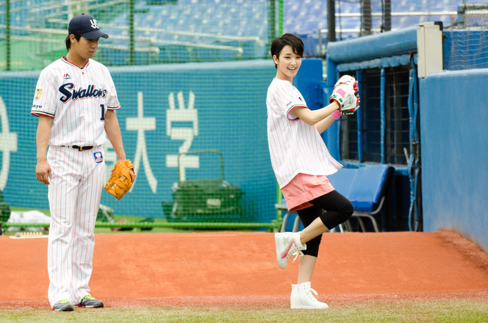 剛力彩芽がヤクル対中日「ジョア ピーチDAY」で始球式。山田哲人（ヤクルト）と投球練習（2016年6月25日）