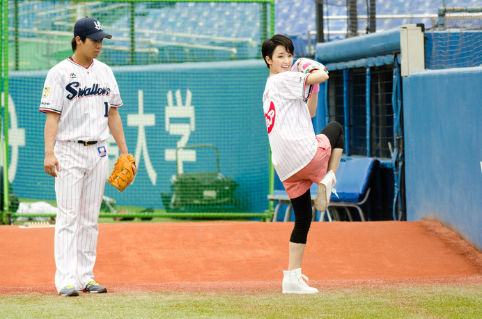 剛力彩芽がヤクル対中日「ジョア ピーチDAY」で始球式。山田哲人（ヤクルト）と投球練習（2016年6月25日）