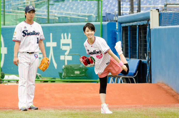 剛力彩芽がヤクル対中日「ジョア ピーチDAY」で始球式。山田哲人（ヤクルト）と投球練習（2016年6月25日）