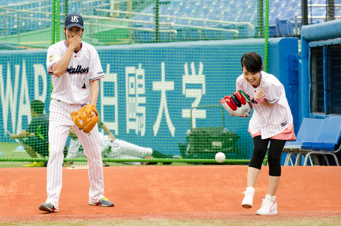 剛力彩芽がヤクル対中日「ジョア ピーチDAY」で始球式。山田哲人（ヤクルト）と投球練習（2016年6月25日）