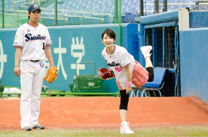 剛力彩芽がヤクル対中日「ジョア ピーチDAY」で始球式。山田哲人（ヤクルト）と投球練習（2016年6月25日）