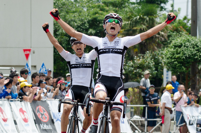 全日本選手権ロードでブリヂストンアンカーの初山翔が優勝、2位にチームメートの西薗良太（2016年6月26日）