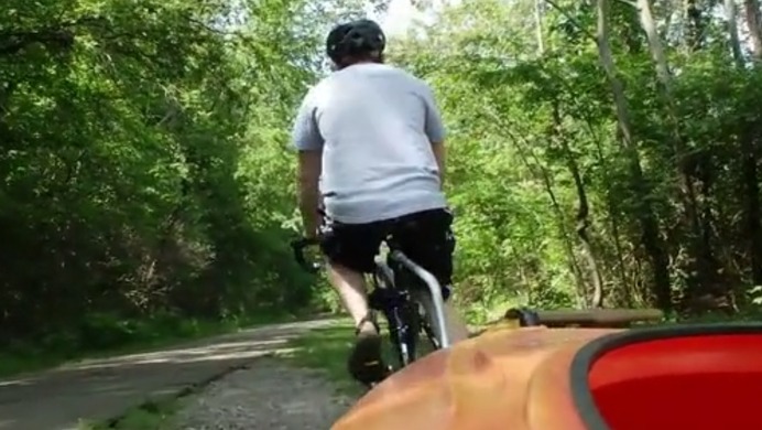 自転車でカヤックを運ぶためのソロシャッタートレーラー
