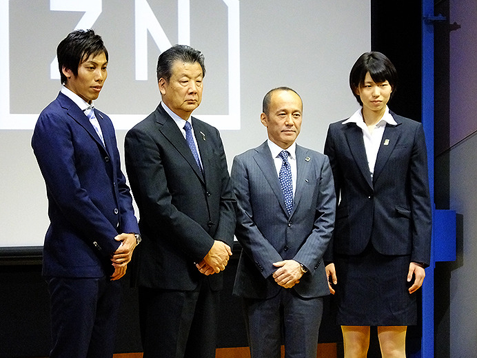 日本バレーボールリーグ機構・嶋岡健治会長、JTサンダーズ・越川優、NECレッドロケッツ・古賀紗理那などが登壇したVリーグ記者発表（2016年6月29日）