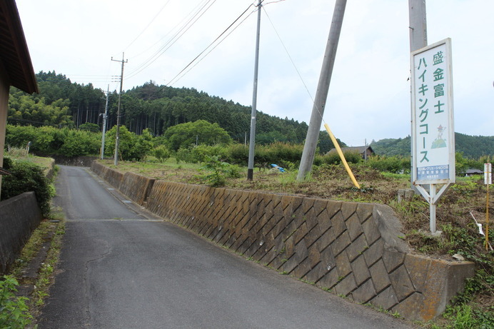 JRの下小川駅の前の道を歩き、この分岐を曲がる。