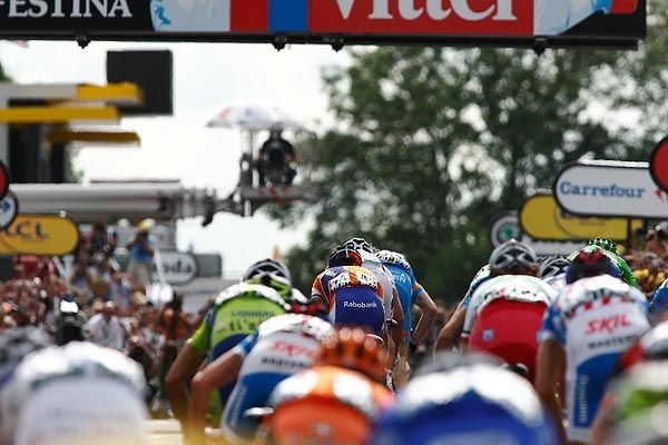 　ツール・ド・フランスは7月15日、バタン～サンファルジョー間の192kmで第11ステージが行われ、イギリスのマーク・カベンディッシュ（24＝チームコロンビア）が前日に続いて大集団によるゴール勝負を制して今大会4勝目、通算8勝目を挙げた。スキル・シマノの別府史之（