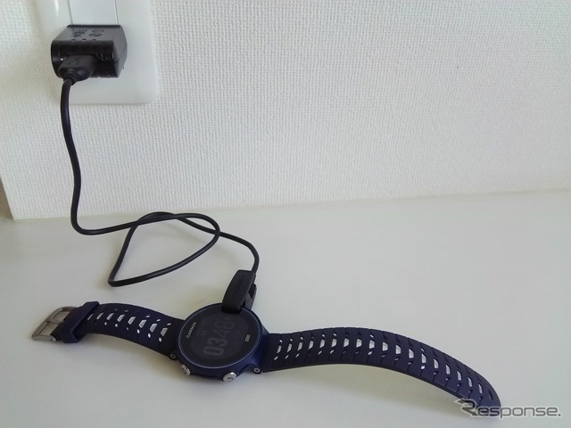 クリップタイプのUSBケーブルで充電する。アダプタがあれば通常のコンセントも使える