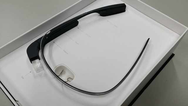 【写真02】中仕切りの上にGoogle Glassが鎮座する。各部の機能も中仕切りに印字されている