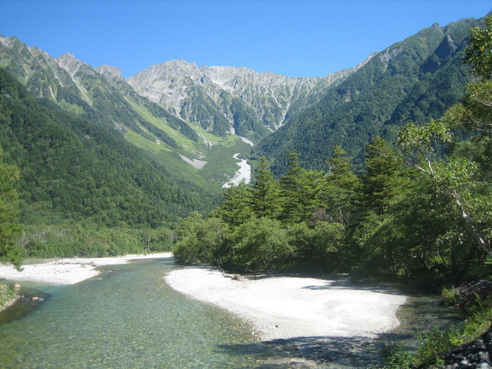 数年前に訪れた上高地。北アルプスの山に登る日は、いつやってくるのだろうか。