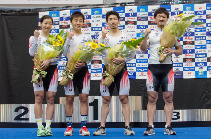 自転車トラック日本代表のリオデジャネイロ五輪壮行会が開催。右から中川誠一郎、渡邉一成、窪木一茂、塚越さくら（2016年7月9日）