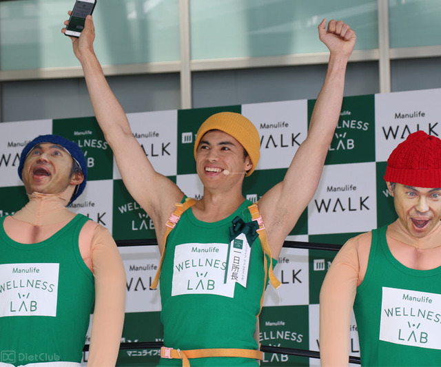 10日間で13万歩達成を喜ぶ小島よしお