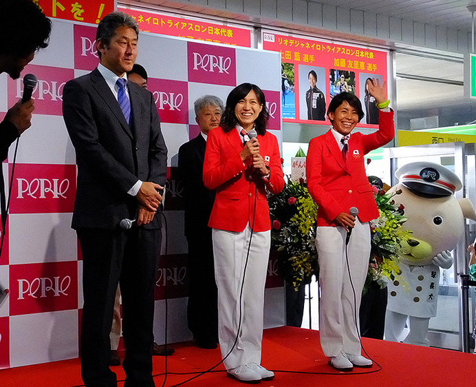 山根英紀ヘッドコーチ、加藤友里恵選手、上田藍選手。「稲毛の街からメダリストを！」女子トライアスロン、上田藍選手、加藤友里恵選手、壮行会（JR総武線 稲毛駅、6月18日）