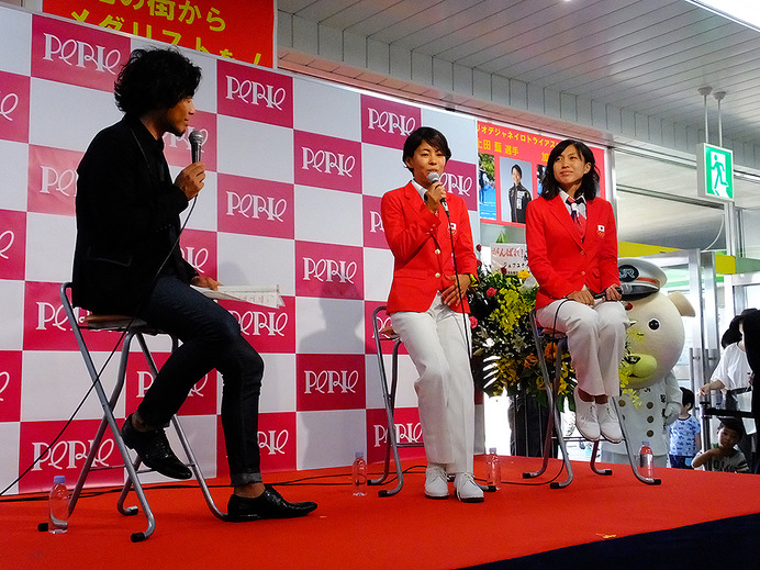 「稲毛の街からメダリストを！」女子トライアスロン、上田藍選手、加藤友里恵選手、壮行会（JR総武線 稲毛駅、6月18日）