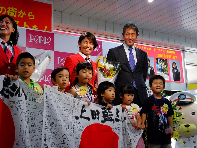 「稲毛の街からメダリストを！」女子トライアスロン、上田藍選手、加藤友里恵選手、壮行会（JR総武線 稲毛駅、6月18日）