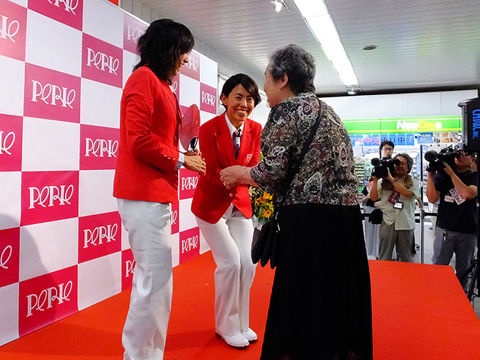 「稲毛の街からメダリストを！」女子トライアスロン、上田藍選手、加藤友里恵選手、壮行会（JR総武線 稲毛駅、6月18日）