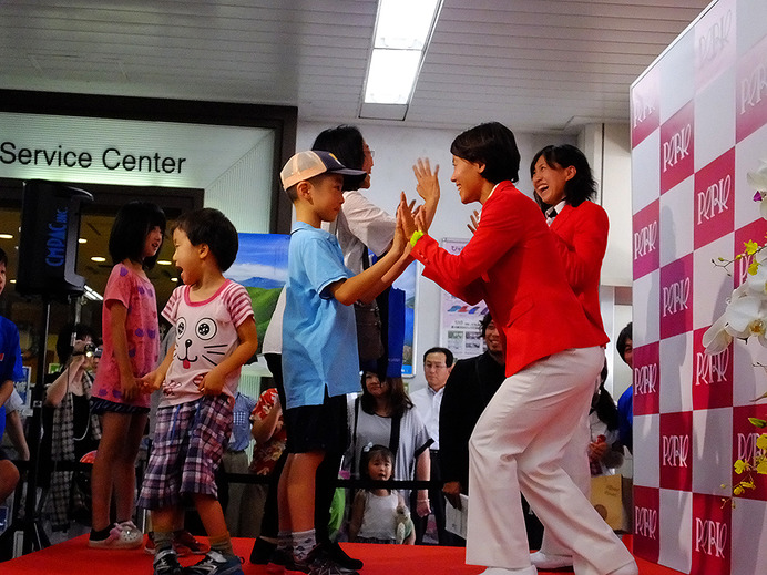 「稲毛の街からメダリストを！」女子トライアスロン、上田藍選手、加藤友里恵選手、壮行会（JR総武線 稲毛駅、6月18日）