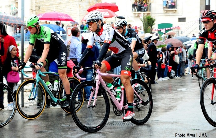 ジロ・デ・イタリア第4ステージ、雨が降る中をニューマシンでスタートをしていく新城