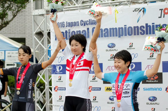 全日本選手権女子エリートロード、優勝の與那嶺恵理（中央）と萩原麻由子（左）、梶原悠未（2016年6月25日）