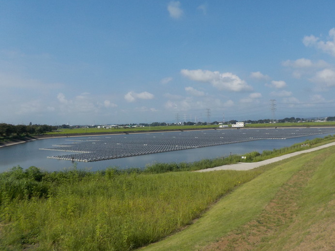 梅ノ木古凍貯水池に浮かぶのは、7.5MWの電力を生む太陽光発電設備