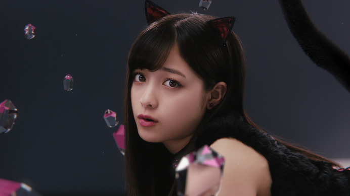 橋本環奈がセクシーな黒猫に変身！「リップ＆アイ」テレビCMが8/13オンエア