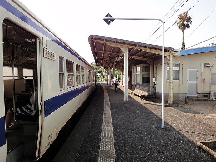 青島ビーチパークの最寄り駅、JR日南線 青島駅と国鉄型気動車