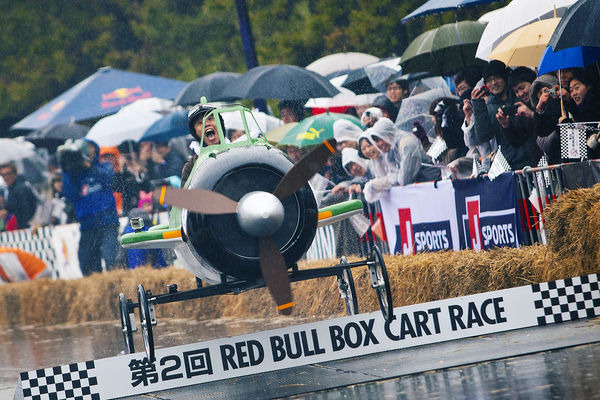 第2回レッドブル・ボックスカートレースが3月17日に東京都江戸川区の葛西臨海公園で開催され、あいにくの雨にもかかわらず会場には約2万人が来場し、全56チームの独創的なカートたちによるレースを観戦した。