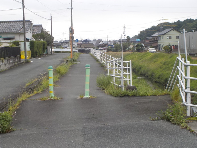 遊歩道の交差部には、クルマの進入を防ぐ支柱が立っている