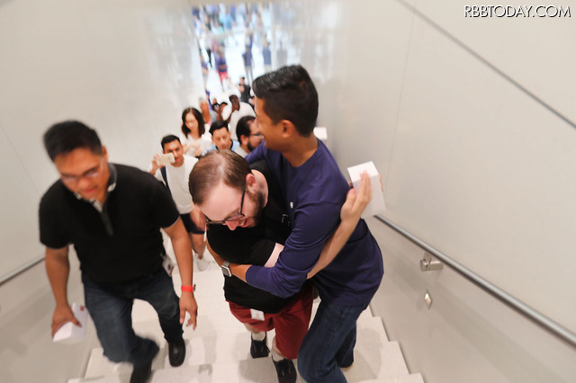 ニューヨークのワールドトレードセンターにオープンしたApple Store（C）Getty Images