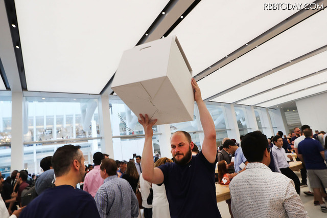 ニューヨークのワールドトレードセンターにオープンしたApple Store（C）Getty Images