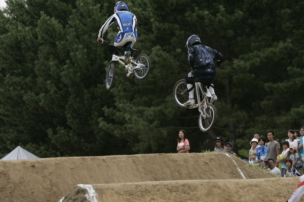 　BMXのスーパーシリーズ第3戦が茨城県の国営ひたち海浜公園BMXコースで行われ、松下巽（GT）が優勝。第2ストレートの改修工事が行われて、スーパークラスライダー専用のビッグジャンプが連続するプロセクションが追加された同トラックでの初勝利を飾った。
　安定した