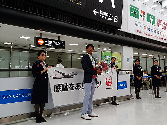 8月19日、成田空港に到着した羽根田卓也選手（ミキハウス）