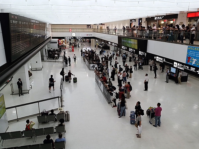 8月19日、成田空港に到着した羽根田卓也選手（ミキハウス）