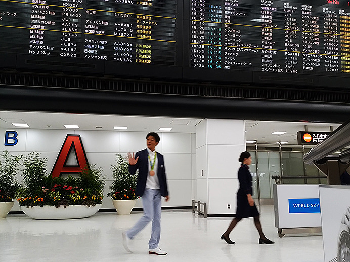 8月19日、成田空港に到着した羽根田卓也選手（ミキハウス）