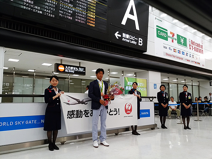 8月19日、成田空港に到着した羽根田卓也選手（ミキハウス）