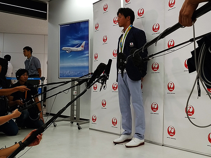 8月19日、成田空港に到着した羽根田卓也選手（ミキハウス）