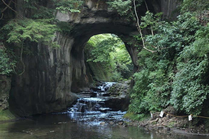 千葉県君津市にある濃溝の滝。陽の光の差し込み具合によって、幻想的な風景が