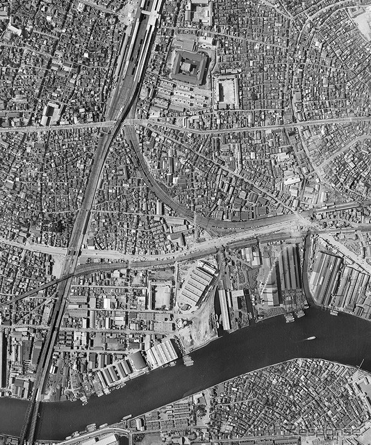 1936年の東武千住線付近。伊勢崎線から分岐し、隅田川に向けてレールが延びているのがわかる。千住貨物駅の船着場も見える。写真左上は北千住駅