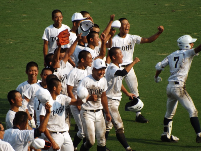 逆転サヨナラ勝ちに歓喜の東邦ナイン