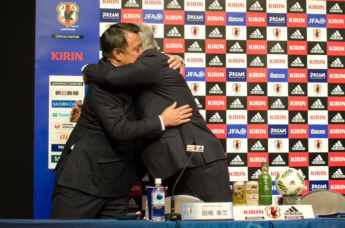 サッカー日本代表発表後に日本サッカー協会の田嶋会長と抱き合うハリルホジッチ監督（2016年8月25日）
