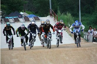 　BMXのスーパーシリーズ第4戦が8月29日に広島県安芸高田市の土師ダムBMXトラックで開催され、松下巽（GT）が前週の茨城県・ひたち海浜公園大会に続いて連勝した。僅差のスタートから優位に立った松下は、第1ストレートでそのリードを守り、その後第1コーナーで発生した