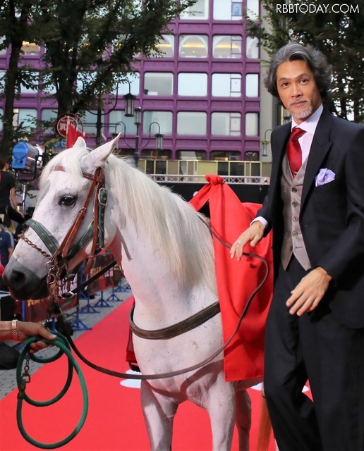 加藤雅也はレッドカーペットを馬に乗って登場　（C）2016『真田十勇士』製作委員会