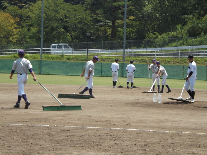 試合後は両チームが一緒にグラウンド整備