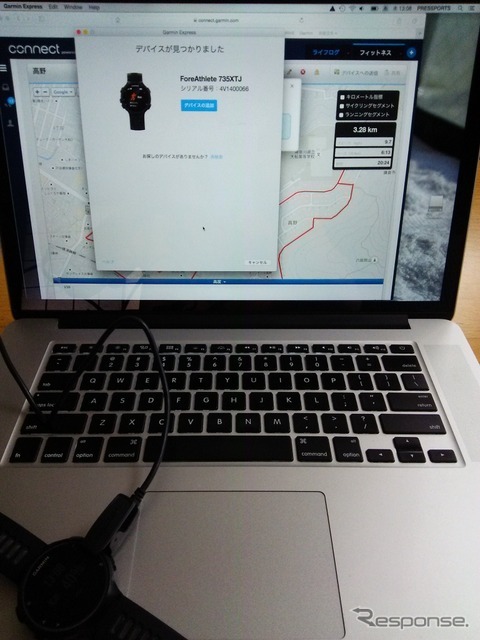 パソコンとは付属のチャージングクリップあるいはBluetoothやANT+で接続する