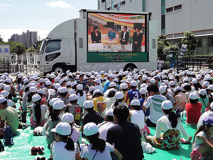 千葉市による「リオ2016パラリンピック競技大会パブリックビューイング」のようす（JR海浜幕張駅、9月9日）