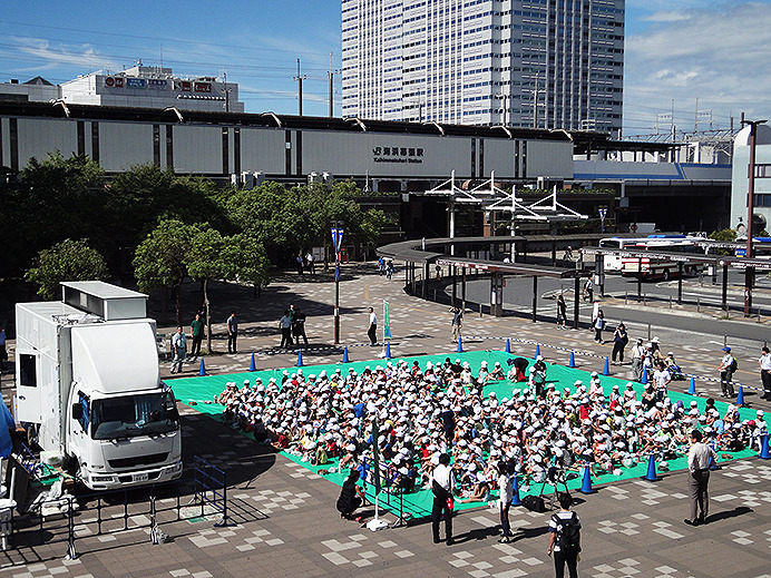 千葉市による「リオ2016パラリンピック競技大会パブリックビューイング」のようす（JR海浜幕張駅、9月9日）