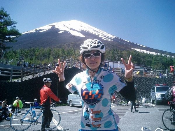 　サイクルスタイル黎明期に話題となり、フツーのサイクリストの間で大人気を博した富永美樹の自転車コラム「主婦、時々サイクリスト」が番外編として2年4カ月ぶりに再登場しました。2編構成の番外編はいよいよ後編。富士山を速く登るために軽量ロードバイクを購入して