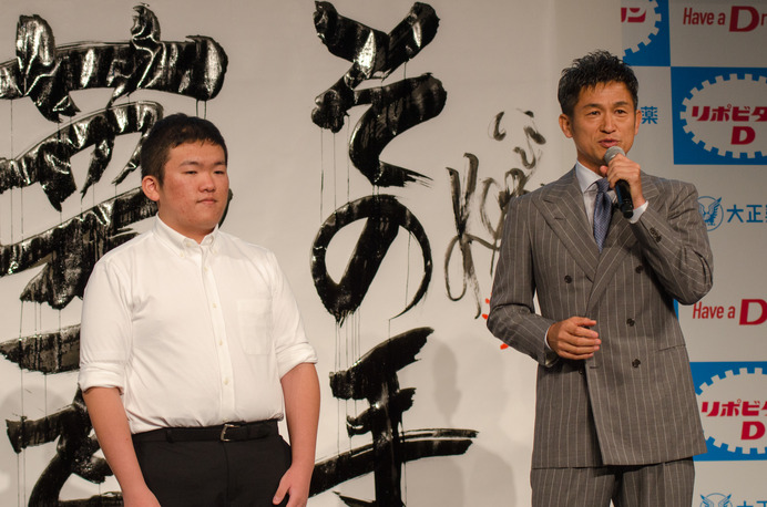 『リポビタンD』新CM発表会に横浜FCの三浦知良（右）と書道家・高橋卓也が登壇（2016年9月13日）